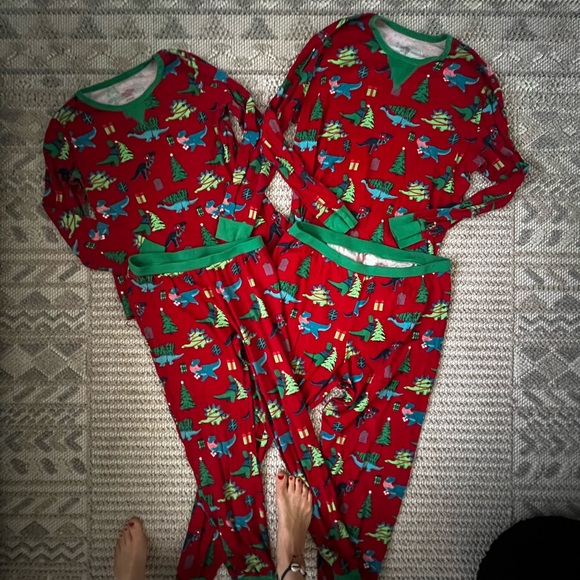 Wondershop Red and Green Holiday Pajama Set men’s and women’s - Picture 7 of 8